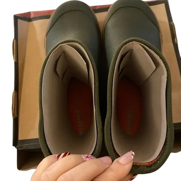 Simms Riverbank Chukka Boots Loden Green Waterproof
fisherman outdoors rain - Picture 7 of 11